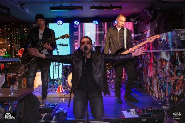 Tributo a U2 en Music Factory con banda en vivo