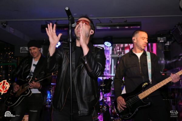Tributo a U2 en Music Factory con banda en vivo