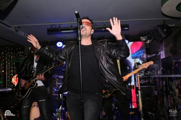 Vocalista de U2Live actuando en Music Factory durante un concierto