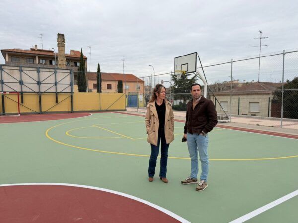 Mejora de la pista deportiva en Villamayor con nuevos colores y seguridad.