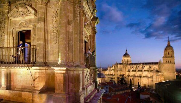 Vista del Scala Coeli y la catedral de Salamanca al atardecer