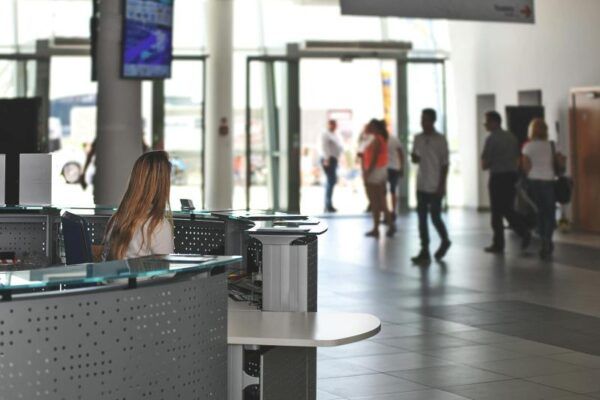Recepción en un edificio de administración con personas caminando