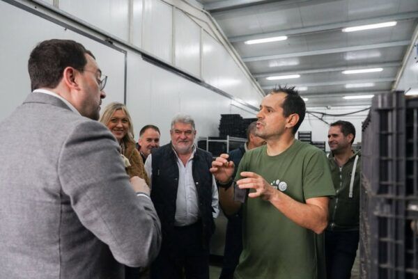 Adrián Barbón interactuando con miembros del PSOE en Ciudad Rodrigo