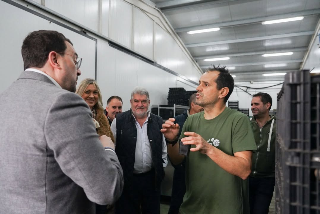 Adrián Barbón interactuando con miembros del PSOE en Ciudad Rodrigo