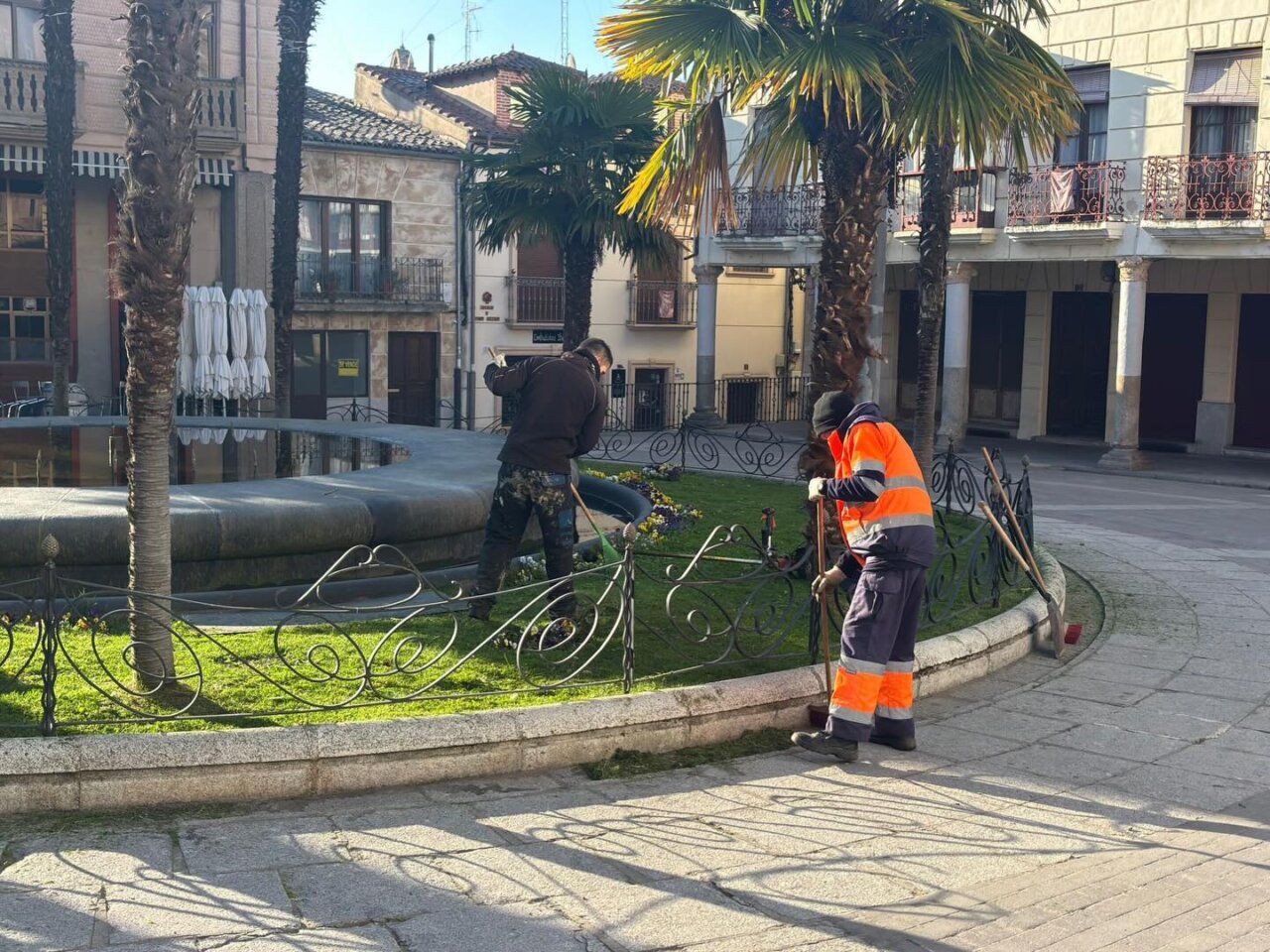 Trabajadores realizando labores de jardinería en Alba de Tormes