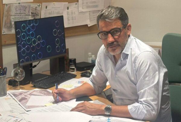 Alcalde de Villamayor trabajando en su escritorio con documentos