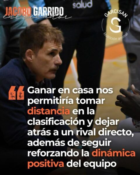 Entrenador Jacobo Garrido analizando el próximo partido de baloncesto.