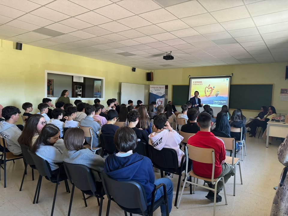 Antonio Rollán compartiendo su experiencia empresarial con estudiantes en un aula