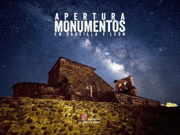 Templo iluminado bajo un cielo estrellado en Castilla y León