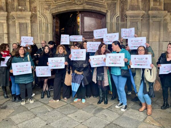 Grupo de trabajadores de Majorel protestando con carteles en Salamanca