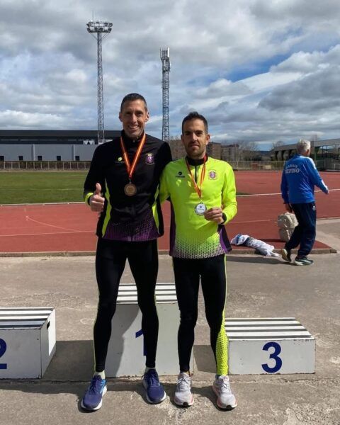 Atletas de Peñaranda posando con medallas en el podio