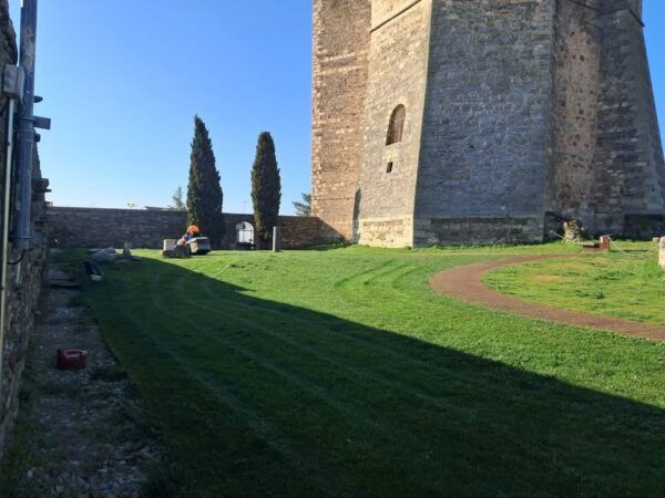 Trabajos de jardinería en el área recreativa de Alba de Tormes