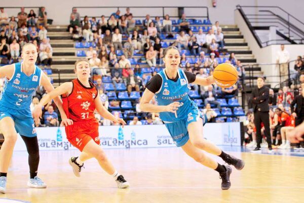 Jugadoras de baloncesto en un partido competitivo en Salamanca.