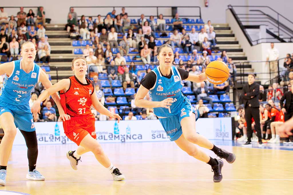 Jugadoras de baloncesto en un partido competitivo en Salamanca.