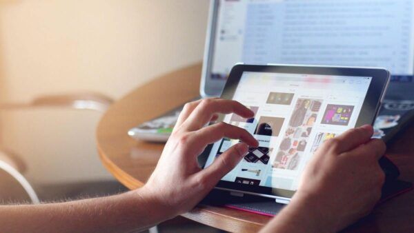 Persona usando una tablet para gestionar información digitalmente