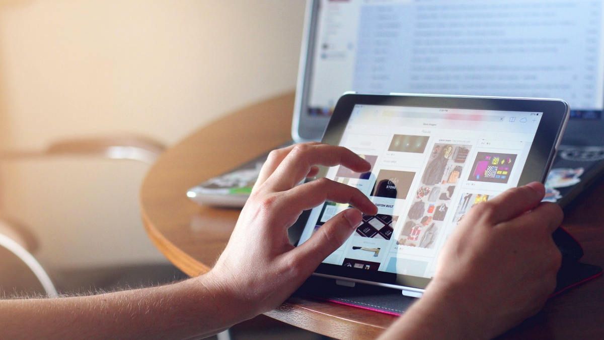 Persona usando una tablet para gestionar información digitalmente