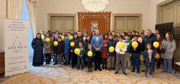 Grupo de personas en el Ayuntamiento de Salamanca con globos amarillos.