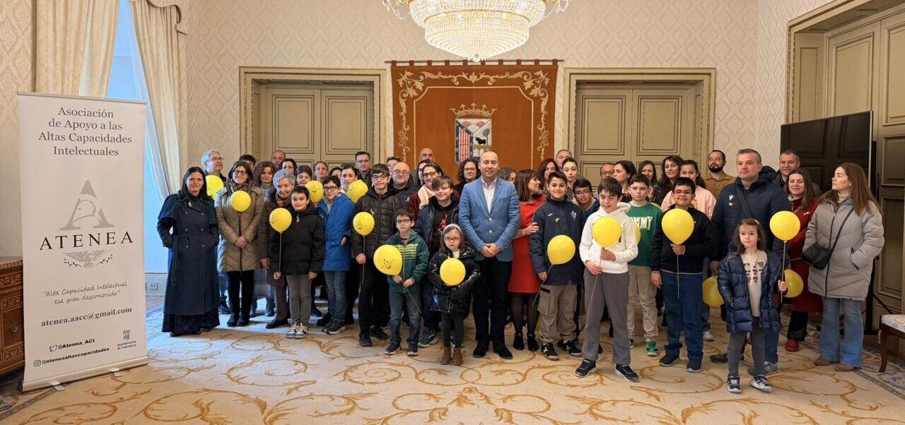 Grupo de personas en el Ayuntamiento de Salamanca con globos amarillos.