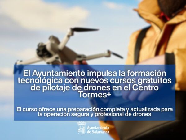 Persona sosteniendo un dron en un entorno al aire libre