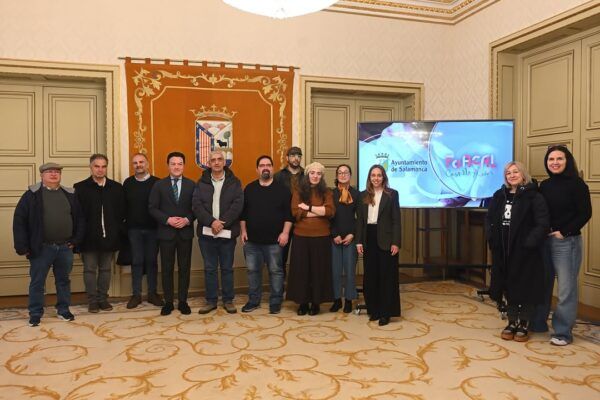 Grupo de personas en el Ayuntamiento de Salamanca durante la renovación del convenio para artesanos.