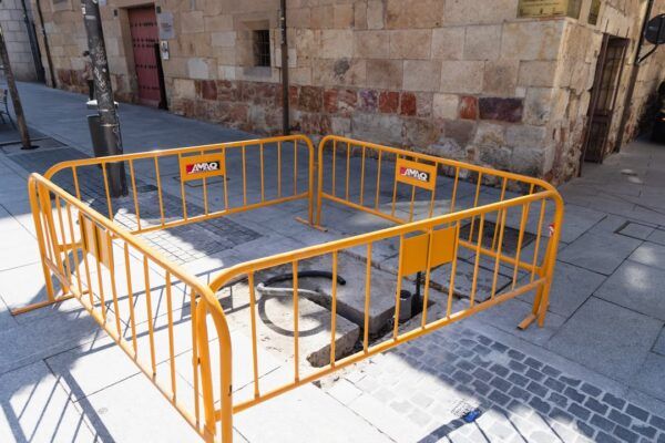 Baño instalado en la plaza de San Julián con vallas de seguridad
