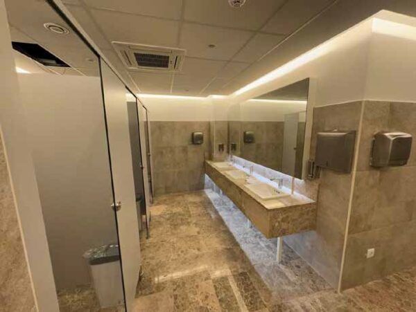 Interior de un baño público moderno y accesible en Salamanca