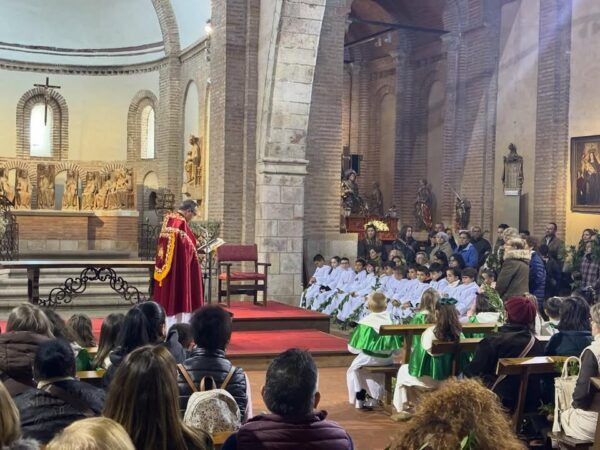 Celebración de la bendición y procesión del Domingo de Ramos en Alba de Tormes
