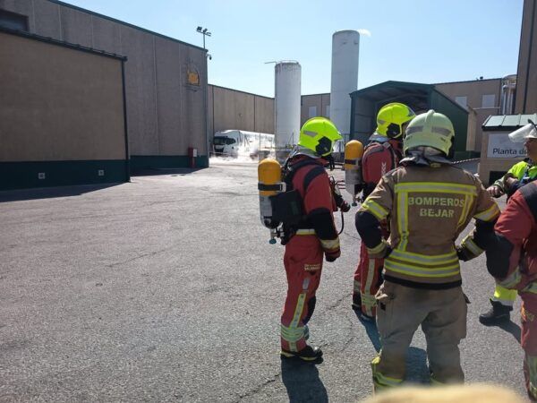 Bomberos de Salamanca controlando una fuga de gas en Fuentes de Béjar