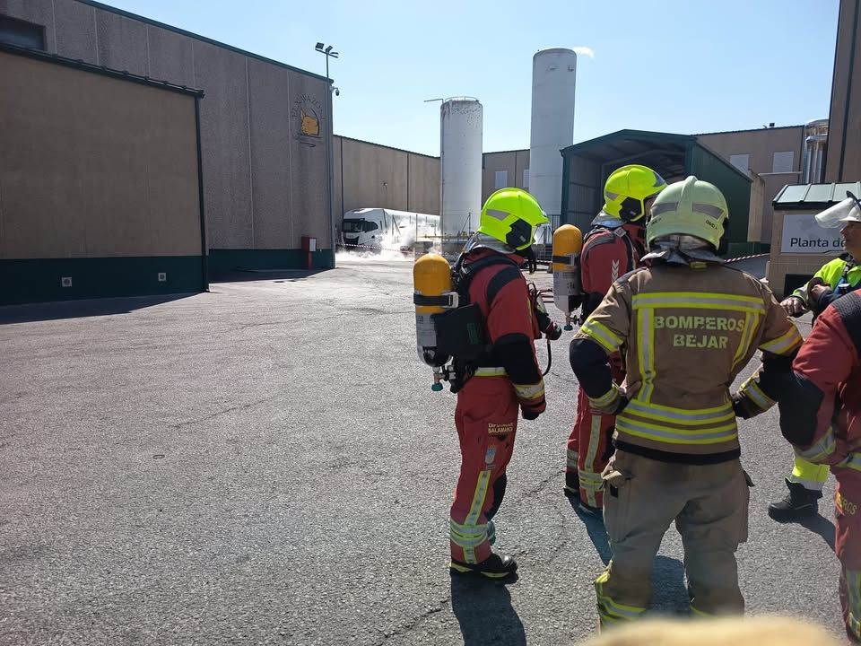Bomberos de Salamanca controlando una fuga de gas en Fuentes de Béjar