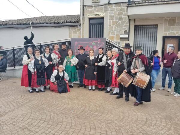 Grupo de personas en trajes tradicionales durante la Fiesta de la Matanza en Cabrillas