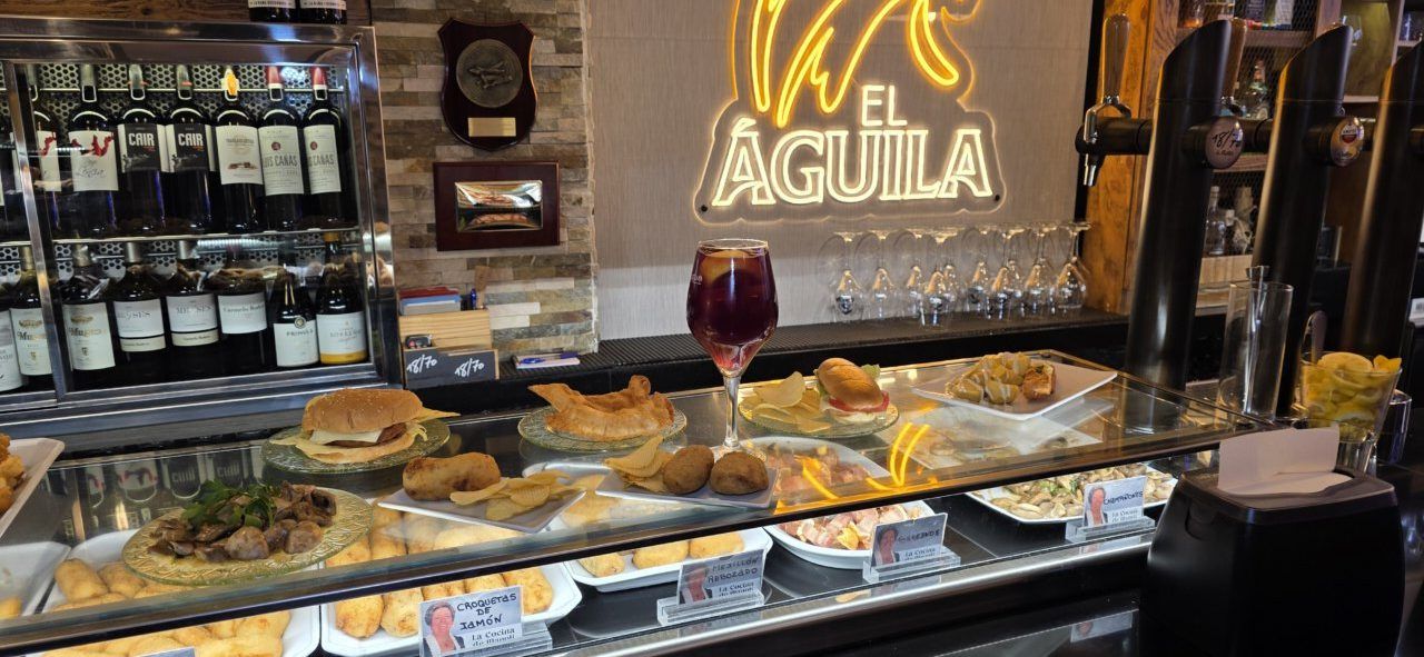 Terraza del Café Bar Chinitas con platos y bebida en Salamanca