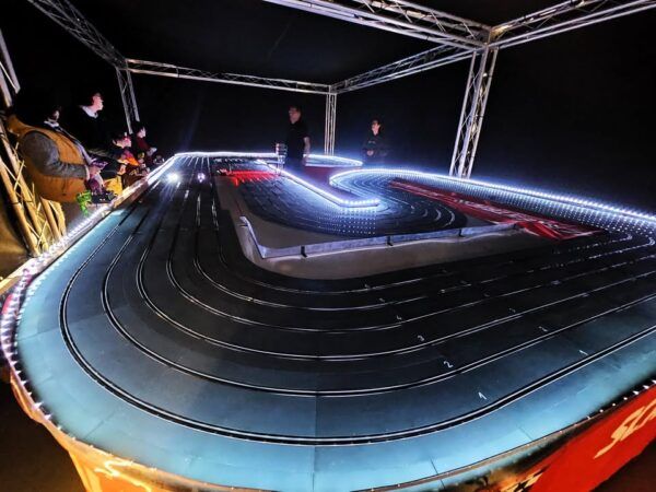 Circuito Scalextric Glow iluminado en El Tormes con participantes