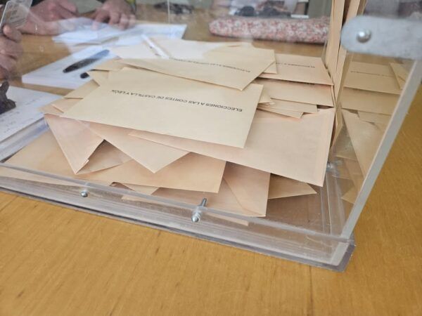 Urna con votos en las elecciones de Candelario