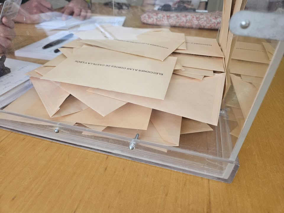 Urna con votos en las elecciones de Candelario