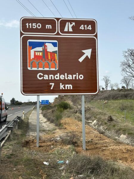 Panel informativo sobre Candelario en la Autovía A-66