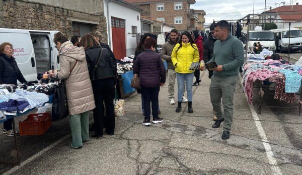 Chabela de la Torre interactuando con vecinos en un mercado de Vitigudino