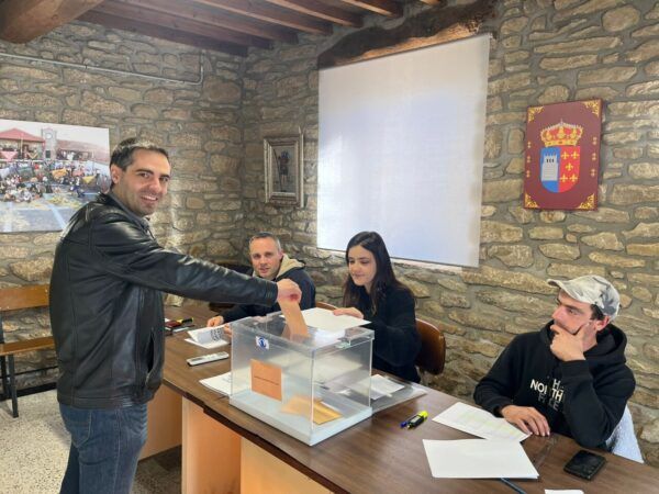 Carlos Javier Salgado votando en Guadramiro con otros ciudadanos