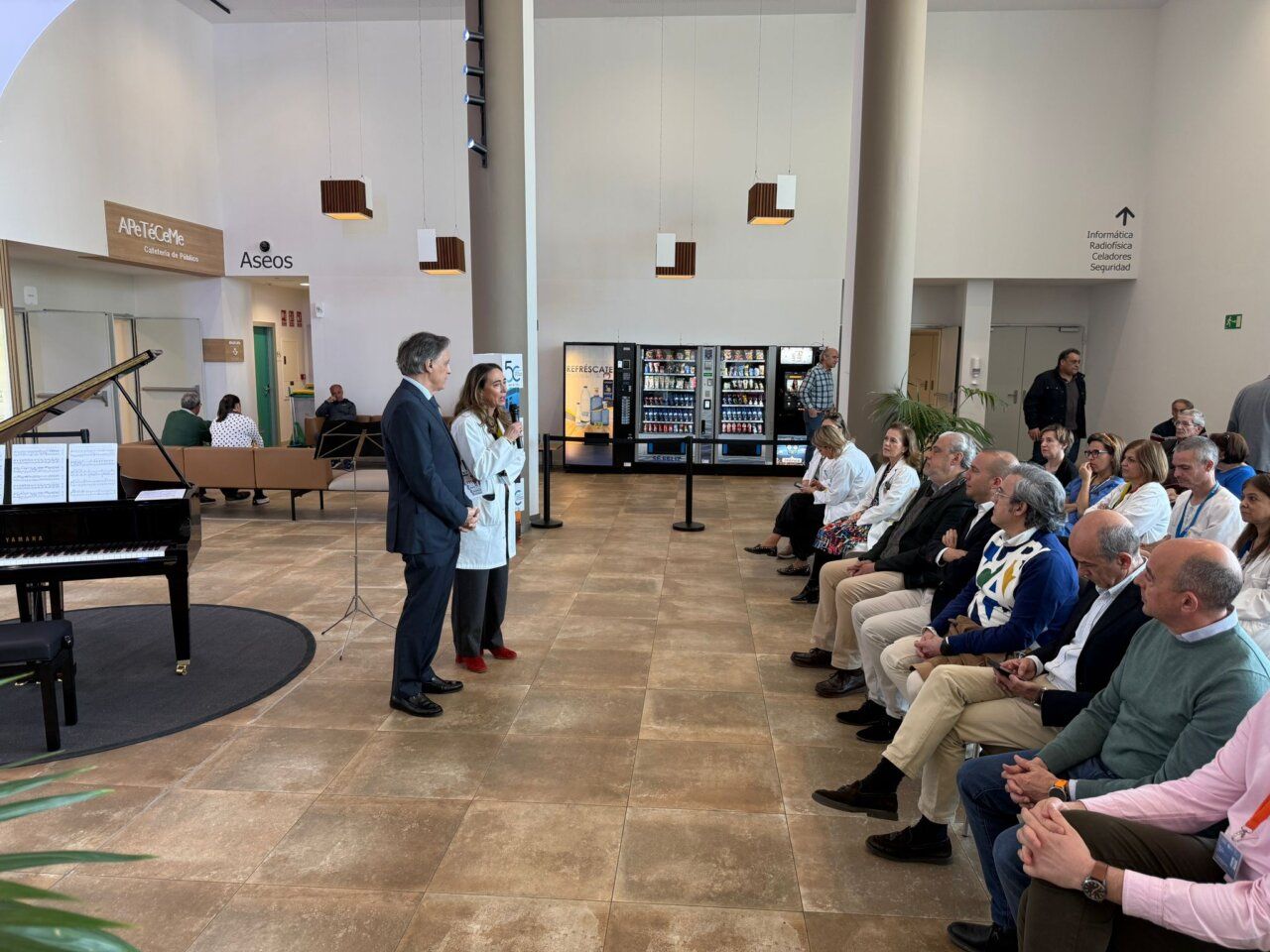 Inauguración de cápsulas musicales en el hospital con piano y asistentes