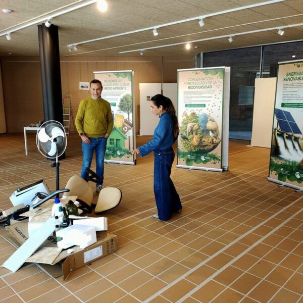 Personas en una exposición sobre conciencia ambiental en Carbajosa