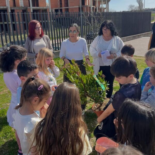 Niños y adultos participando en la plantación de madroños en Carbajosa.