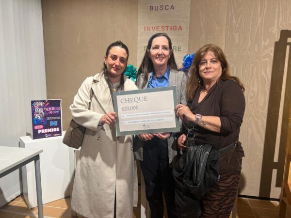 Entrega de cheque de 620 euros a ASCOL en Carbajosa de la Sagrada.