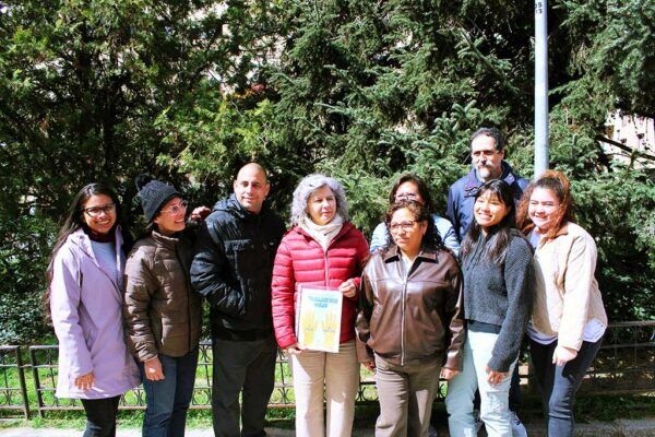 Grupo de personas participando en la campaña de Cáritas sobre derechos laborales