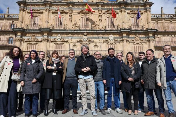 Carlos Martínez y Patxi López en Salamanca con un grupo de personas.