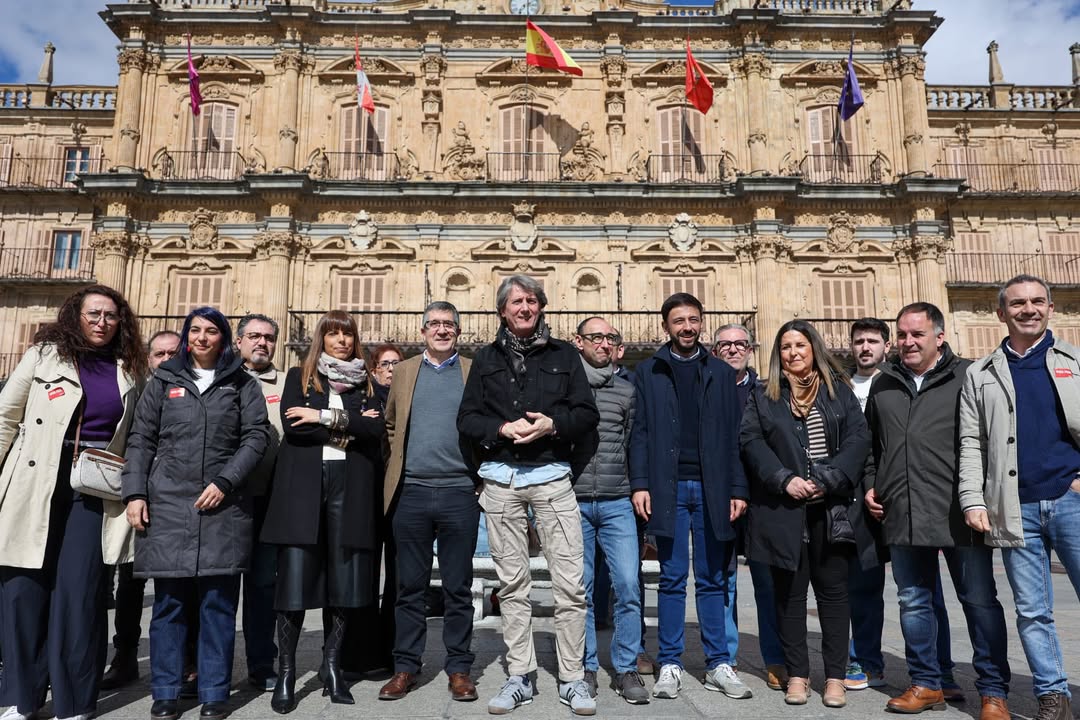 Carlos Martínez y Patxi López en Salamanca con un grupo de personas.
