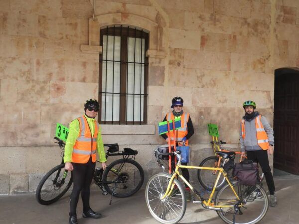 Tres participantes con bicicletas en la carrera solidaria del colegio Maestro Ávila