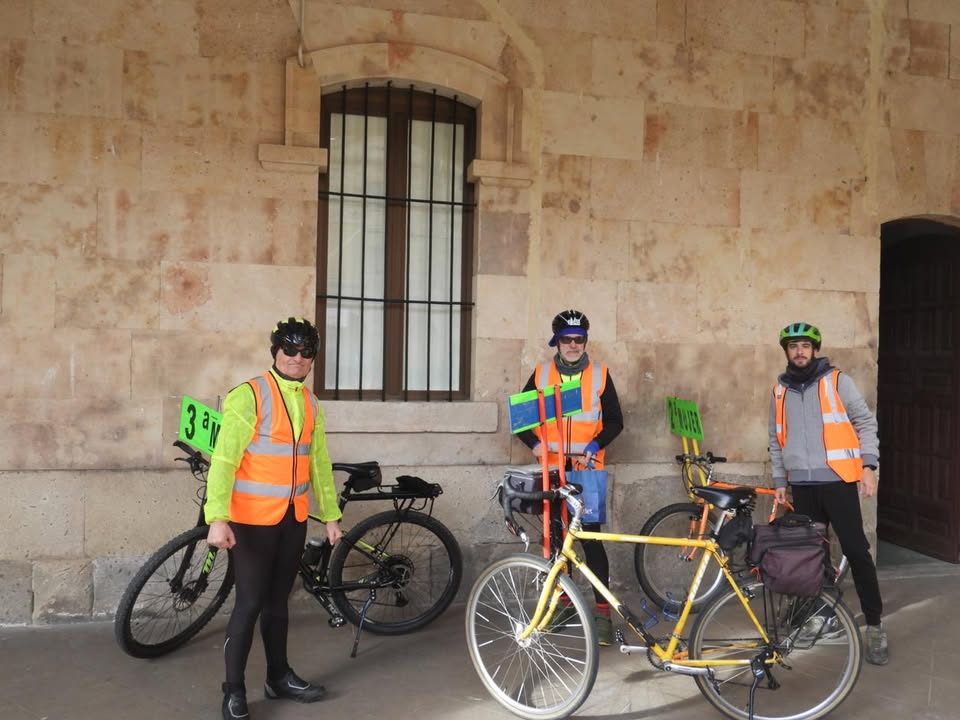 Tres participantes con bicicletas en la carrera solidaria del colegio Maestro Ávila