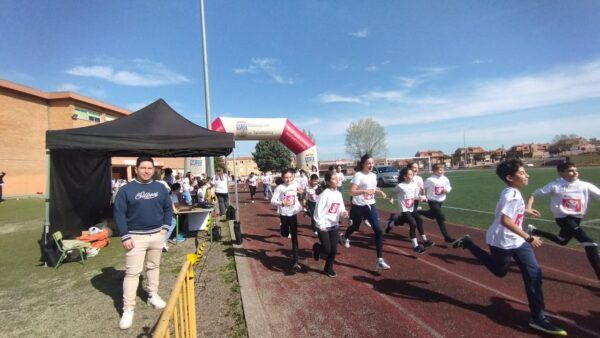 Estudiantes corriendo en la carrera solidaria del Colegio Miguel Hernández