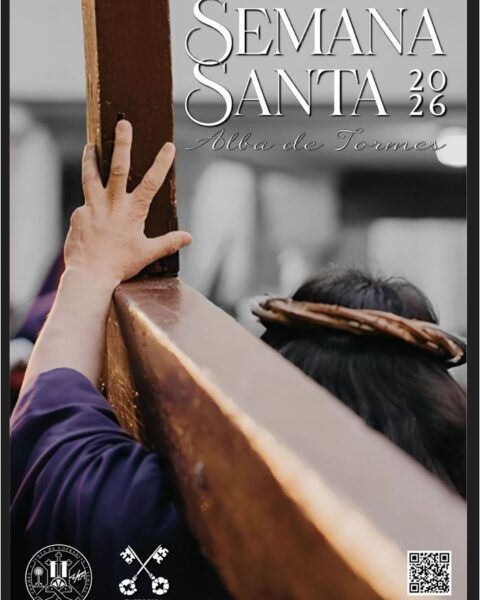 Cartel oficial de la Semana Santa 2026 en Alba de Tormes con una mano sosteniendo una cruz.