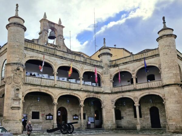 Edificio del Ayuntamiento de Ciudad Rodrigo decorado para el Día Internacional de la Mujer
