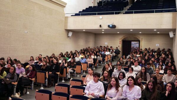 Estudiantes en un auditorio durante la celebración del Grado en Enfermería
